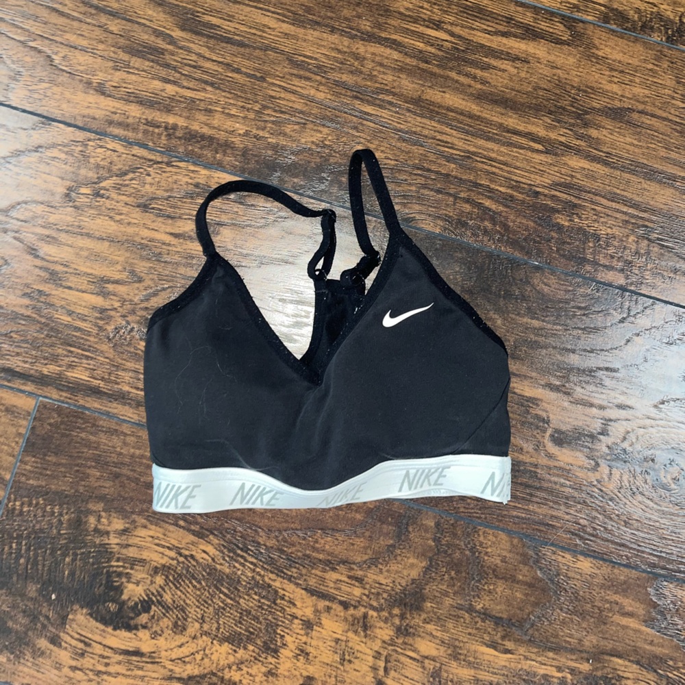 black nike sports bra